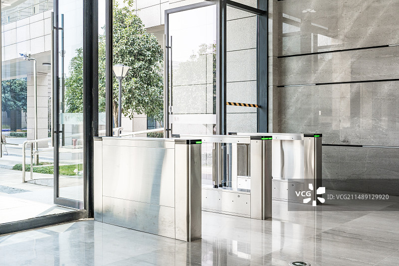 现代商业建筑内部门禁系统特写图片素材
