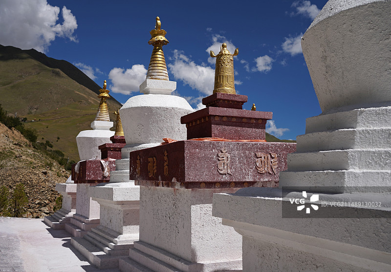 拉萨扎叶巴寺附近佛塔群图片素材