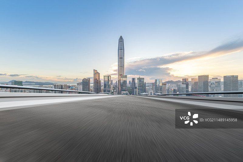 深圳城市天际线和空白的机动车道图片素材