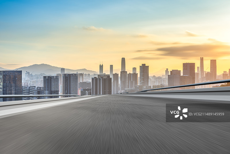 深圳城市天际线和空白的机动车道图片素材
