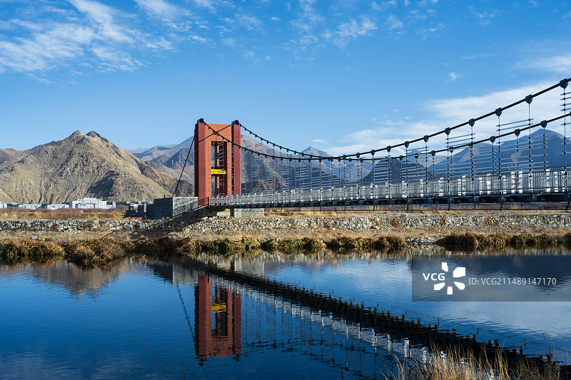 西藏拉萨经济开发区河畔公园里铁索桥晴朗冬季风光图片素材
