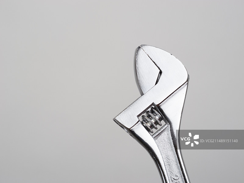 白色背景下的工具扳手扳钳图片素材