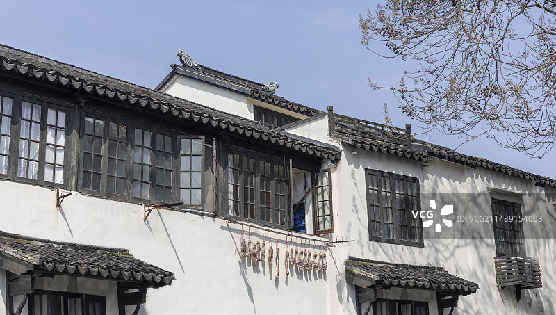 苏州老街葑门横街晾晒咸肉的民居图片素材