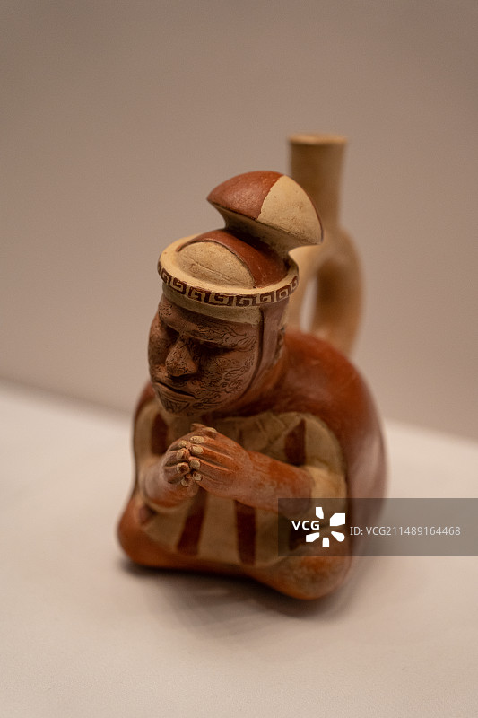 秘鲁拉斯瓦卡斯博物馆莫切文化面部雕纹的男子陶瓶图片素材