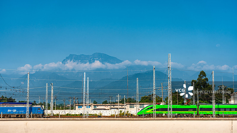 峨眉山与成昆铁路绿巨人动车组图片素材
