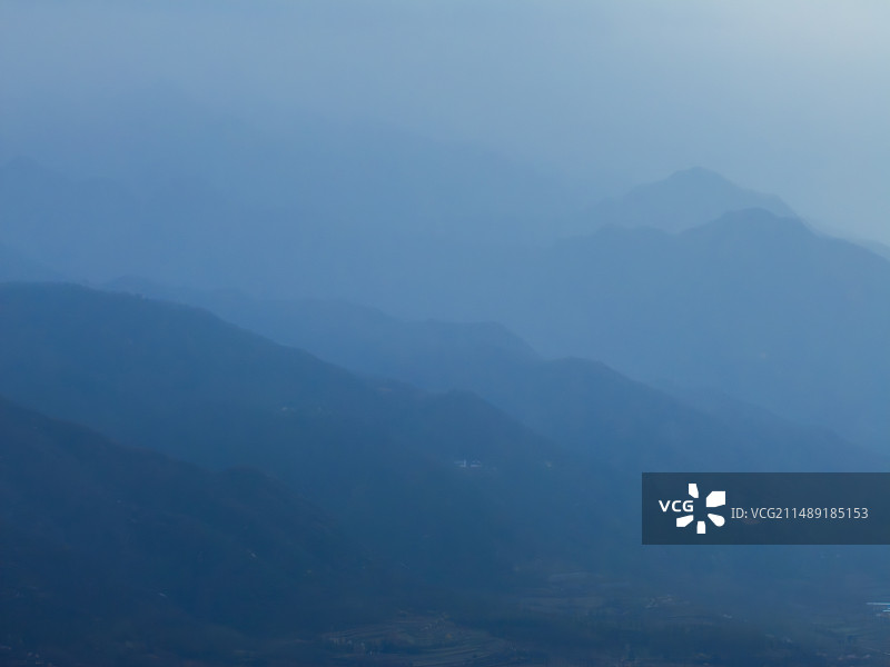 雨雾中的秦岭图片素材