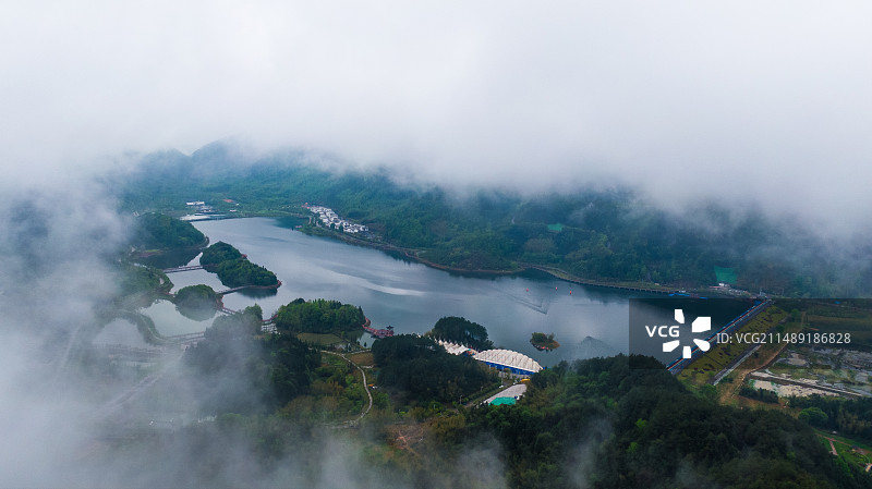 云雾中的凤凰湖图片素材