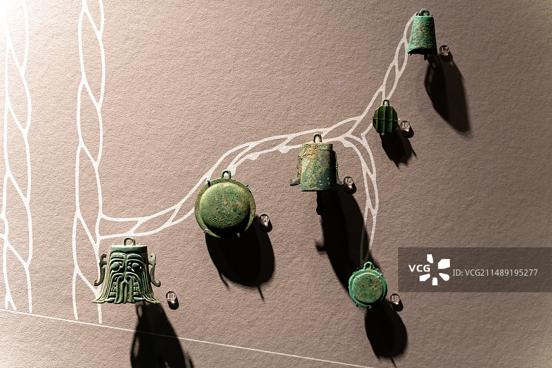 四川广汉三星堆遗址出土商晚期青铜铃与挂饰图片素材