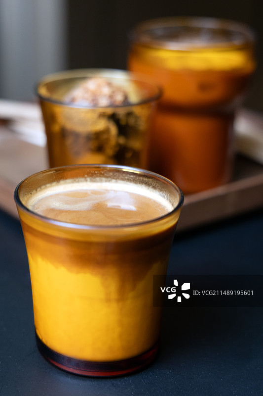 桌面上的冰咖啡特写，Dirty咖啡图片素材