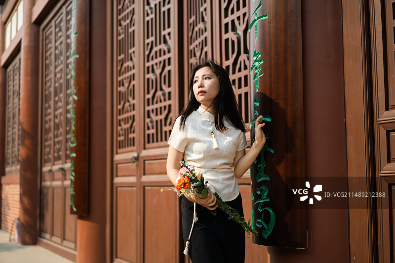 擎雷书院里一个穿着中式衣服的年轻女子图片素材