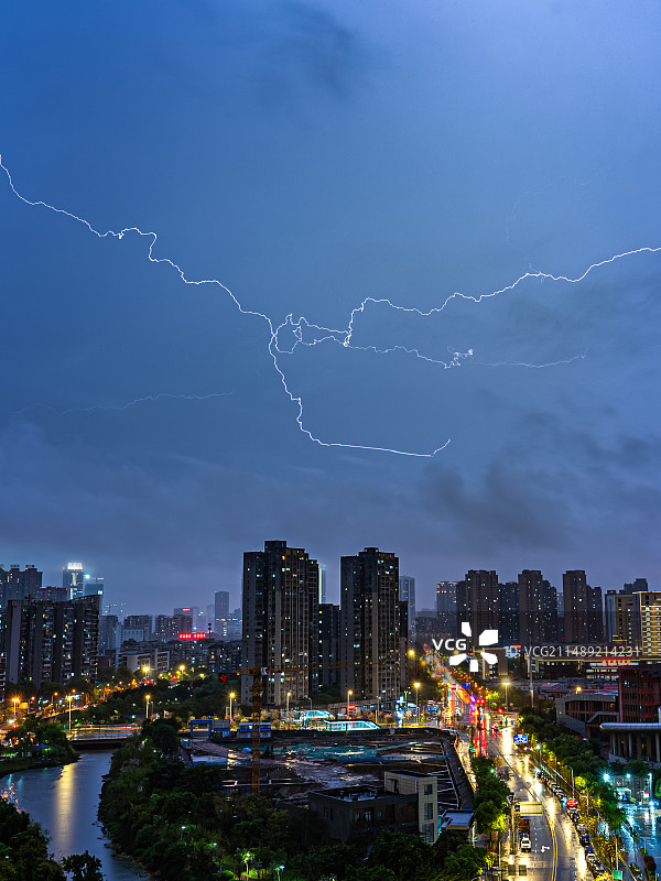 春季强对流下的福州电闪雷鸣图片素材