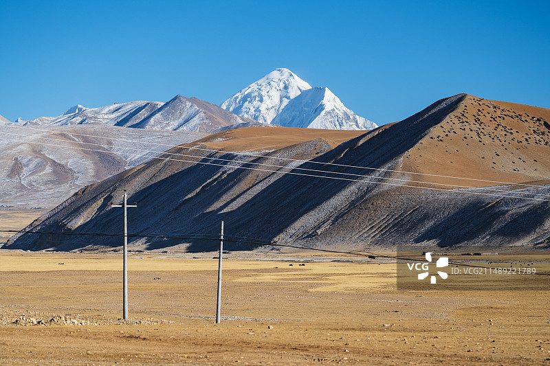 西藏拉萨尼木县晴朗冬季远眺琼穆岗日（穷母岗日）雪山图片素材