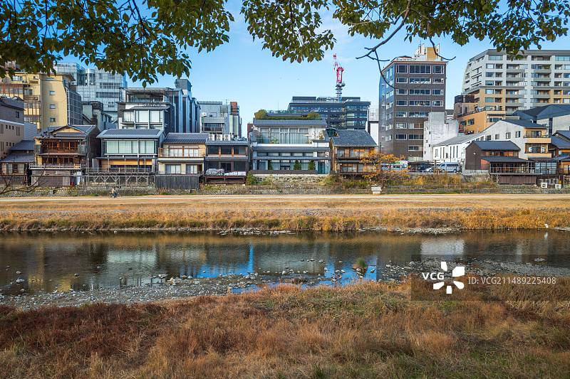 日本京都市区二条通街区沿河建筑民居图片素材