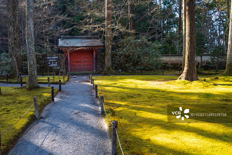 日本京都三千院佛教寺庙的古典园林风光图片素材