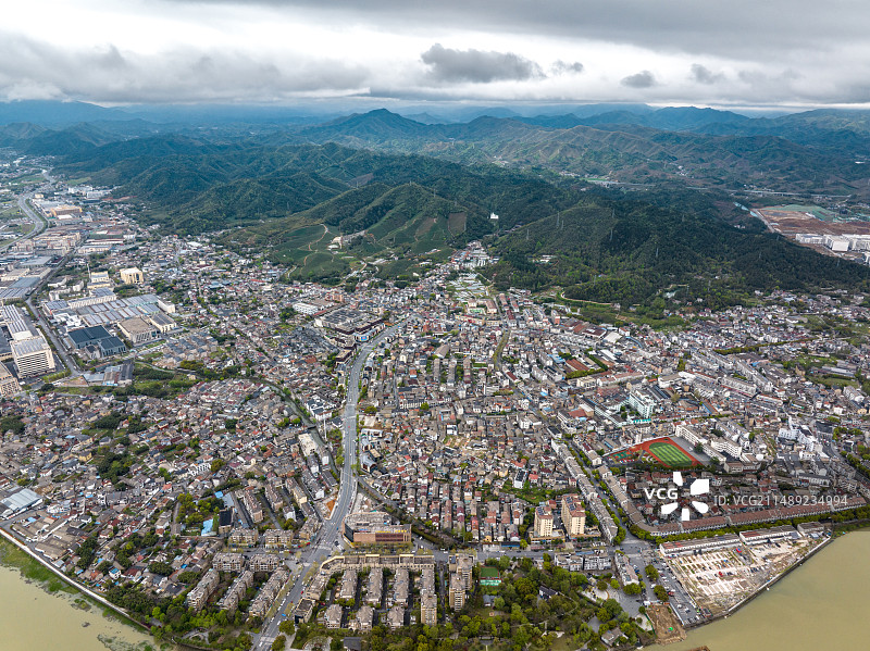 安吉群山间的小城孝丰镇航拍图片素材