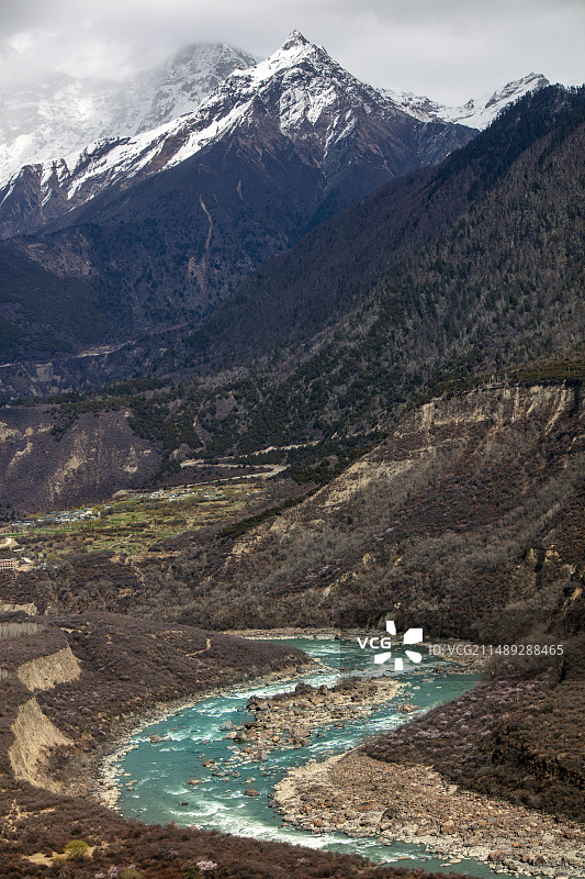 西藏鲁朗山涧图片素材