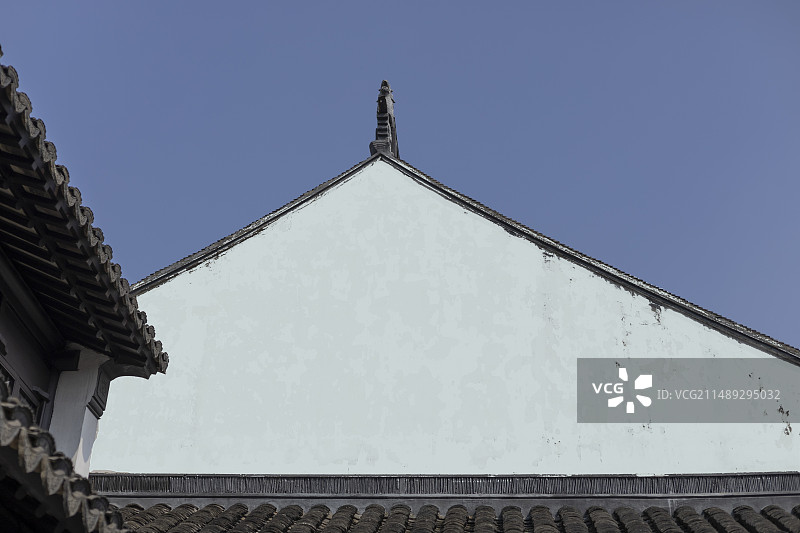 简洁的三角几何造型中式建筑山墙图片素材