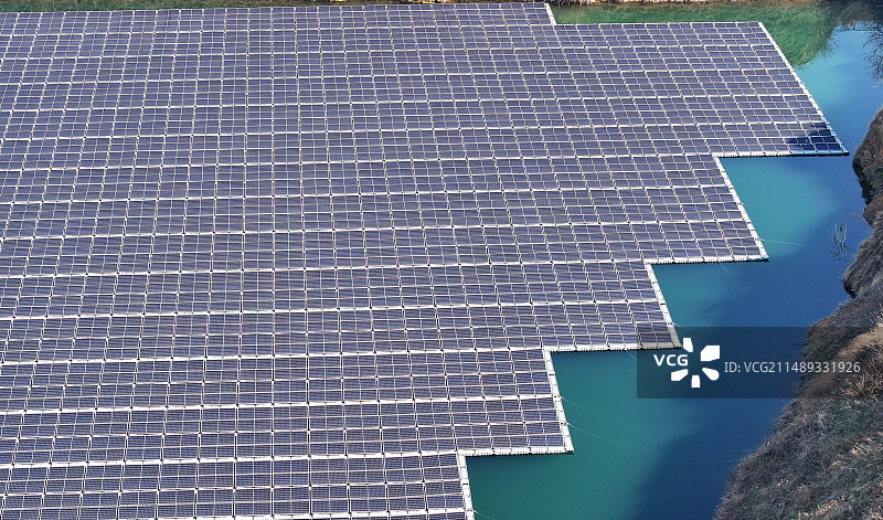 山东枣庄市中区税郭镇长汪村在废弃采矿坑上建设的“渔光互补”发电项目图片素材