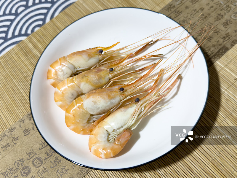 白色盘子里4只清蒸的大虾图片素材