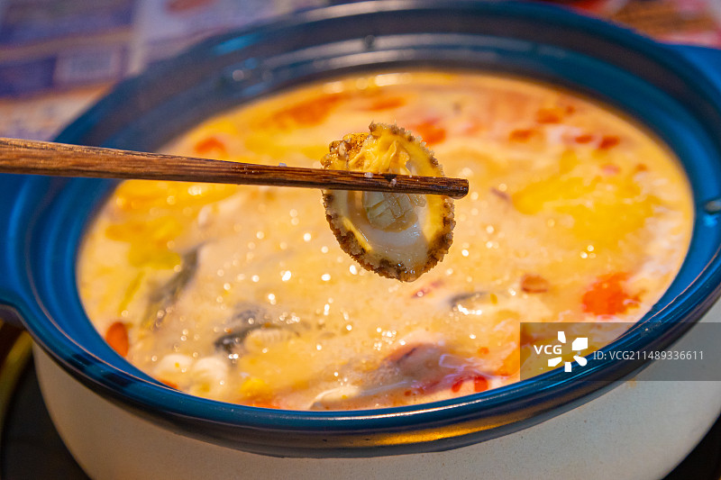 糟粕醋火锅是海南特色美食,采用酿酒过程中酒糟发酵产生的酸醋作为汤料,搭配海鲜味道鲜美图片素材