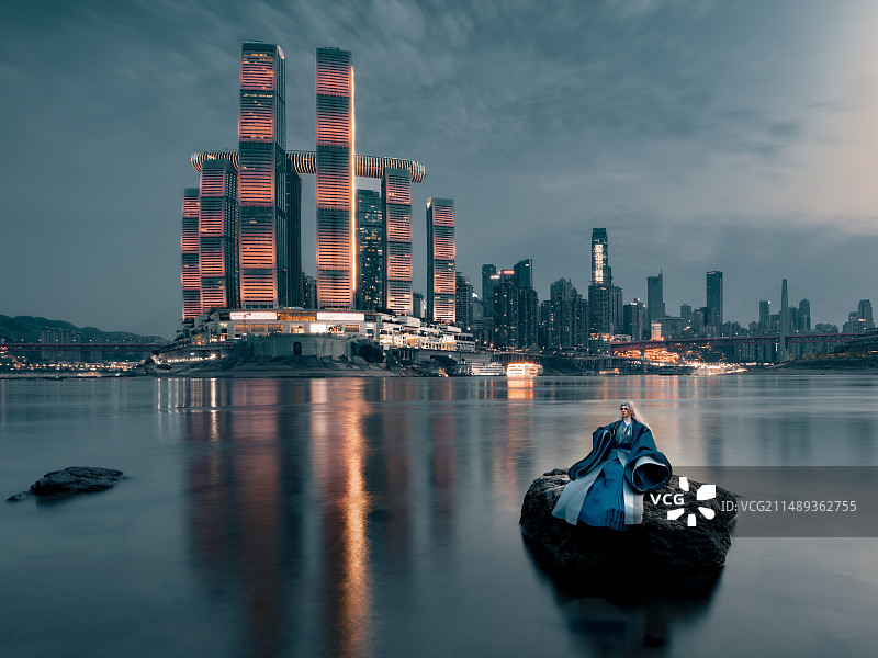 现代建筑前的古装玩偶图片素材