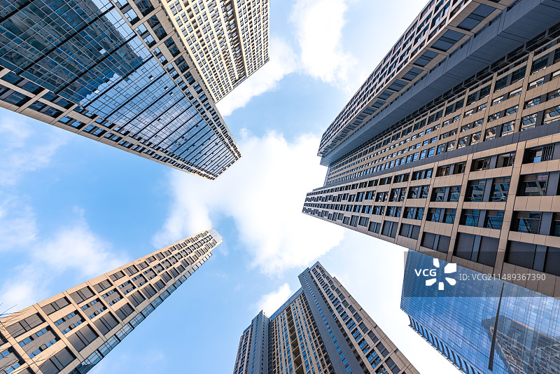 低角度仰视摩天大楼图片素材