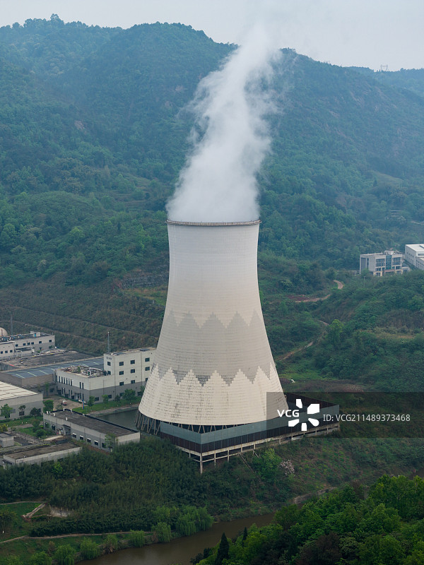 重庆市三峰百果园垃圾环保发电站冷却塔上升的蒸汽浓烟图片素材