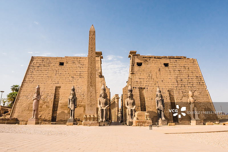 埃及卢克索神庙正面图片素材