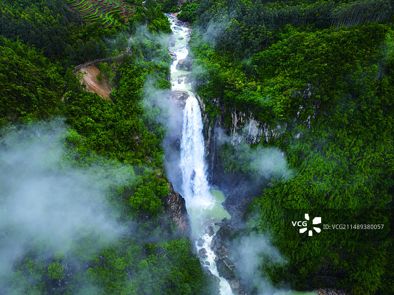 烟雨百丈崖瀑布图片素材
