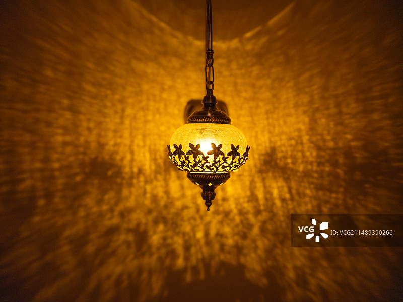 一盏美丽的吊灯图片素材