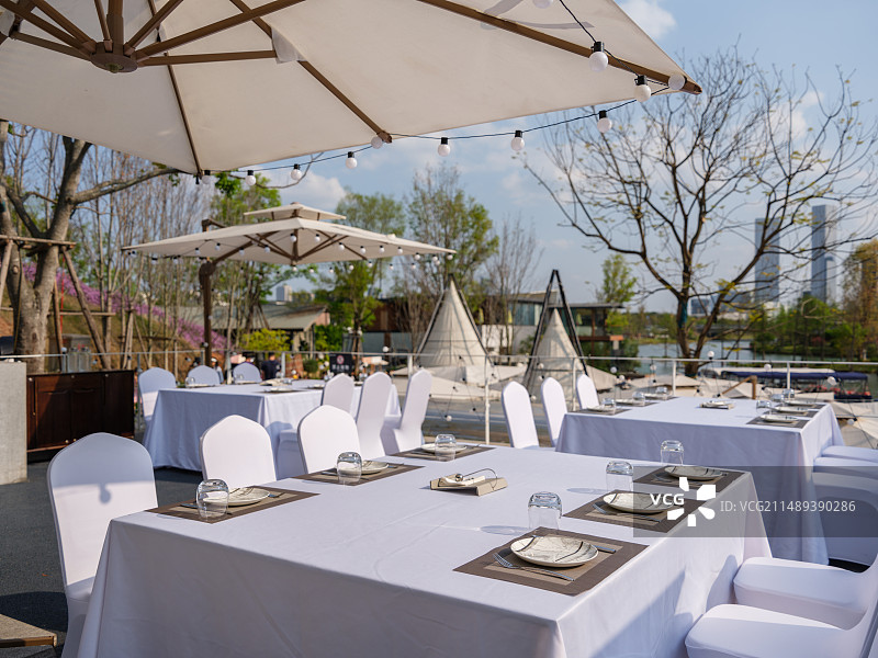 餐厅的室外白色桌椅图片素材