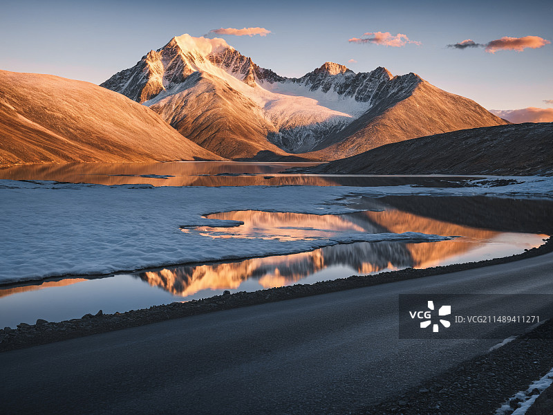 壮美天空下前往雪山的公路 汽车背景图图片素材