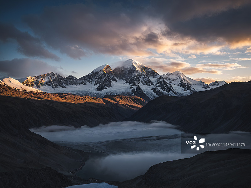 壮美天空下的连绵雪山湖泊 汽车背景图图片素材