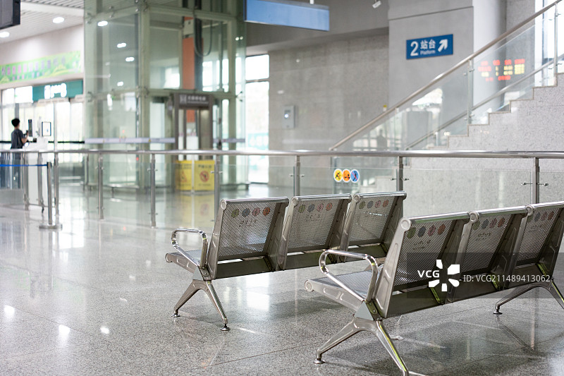 莞惠城轨轨道、广佛南环、佛肇、佛莞城际铁路，银瓶轻轨站的候车室内，许多旅途中的乘客等待着列车表检票图片素材