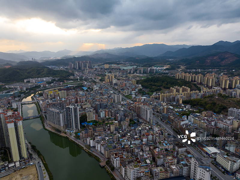 航拍广东韶关新丰县县城风光图片素材