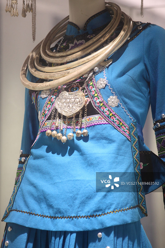 贵州兴义市“布依族博物馆”展出银饰品。图片素材