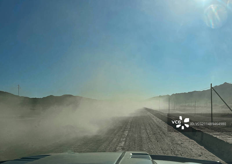 过车之后的尘烟图片素材