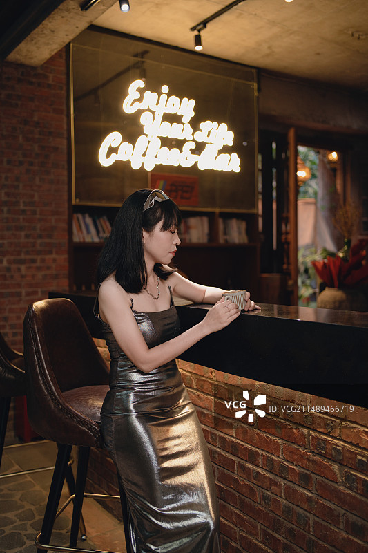 在复古咖啡厅感受生活的年轻女性图片素材