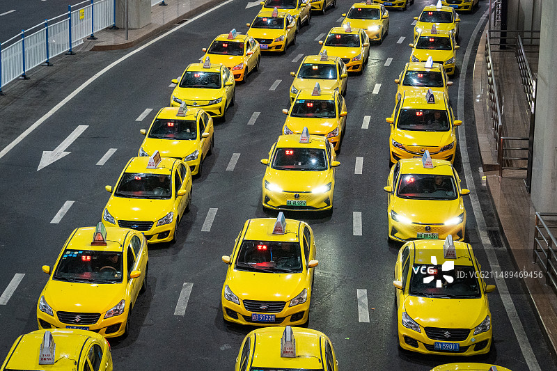 重庆黄色法拉利出租车在机场候客图片素材