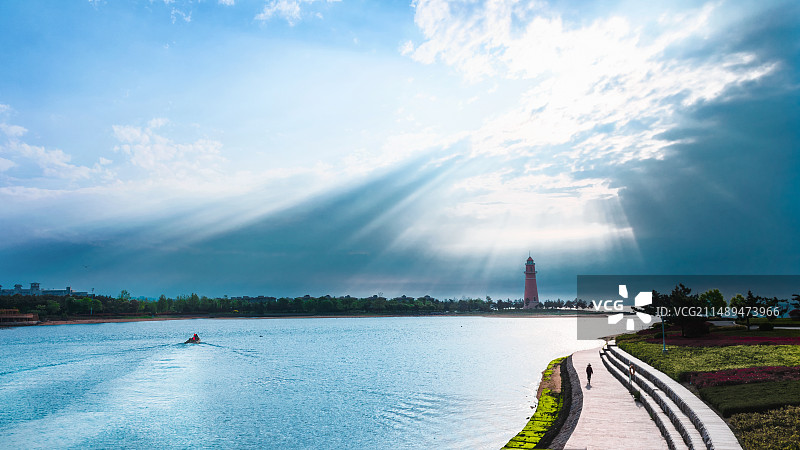 山东威海荣成斜口岛海边的灯塔与海岸线图片素材