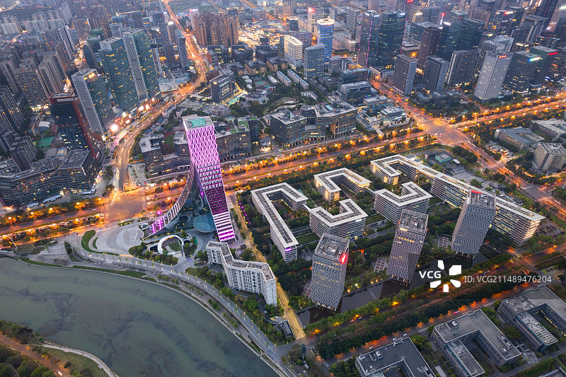 成都高新区欧洲中心天府软件园天府大道夜景航拍图片素材