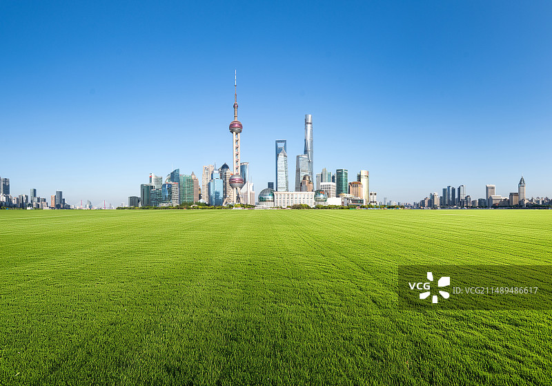 蓝天白云下的上海和公园露营草地图片素材