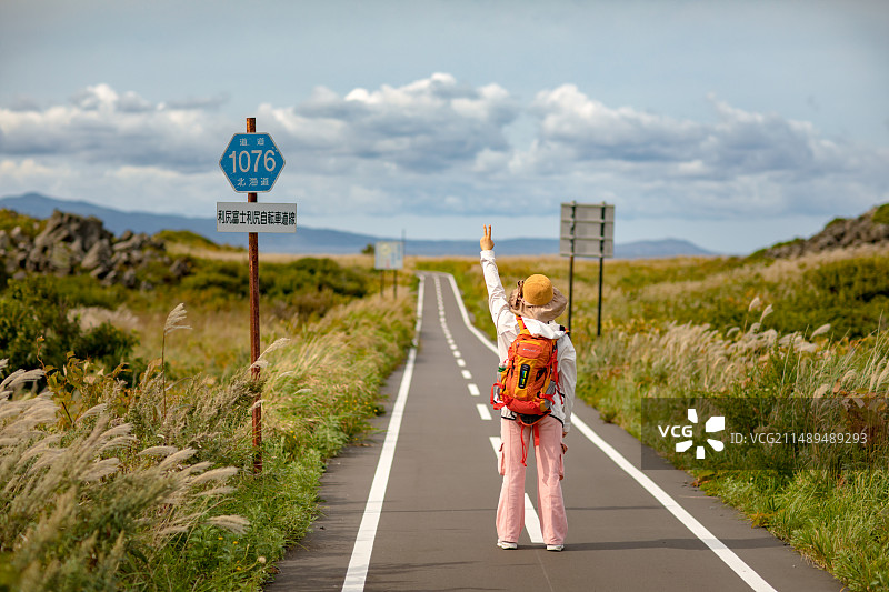 亚洲日本北海道利尻岛的自行车道风光图片素材