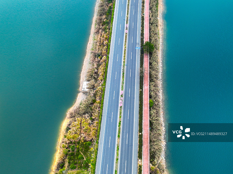 俯拍下的湖与公路图片素材