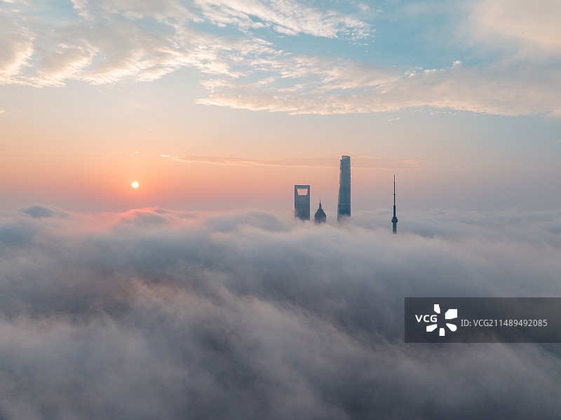 航拍视角下的上海陆家嘴平流雾城市风光图片素材