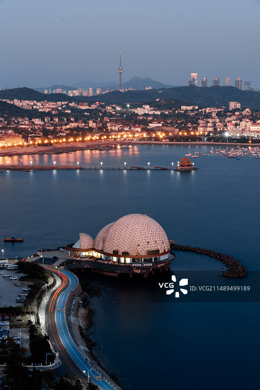 青岛海上皇宫回澜阁电视塔同框图片素材