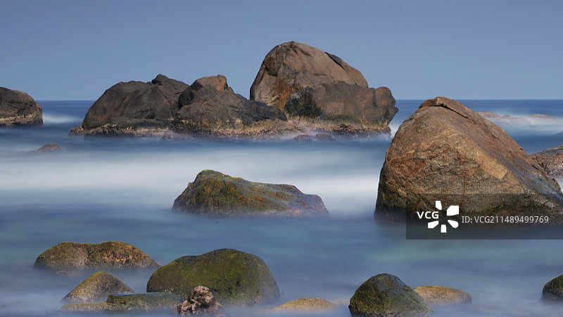 海水环绕的礁石滩（海南蜈支洲岛）图片素材