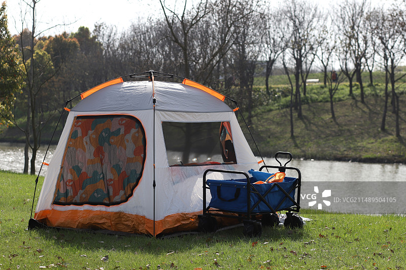 草地露营 河边露营 公园露营 露营帐篷图片素材