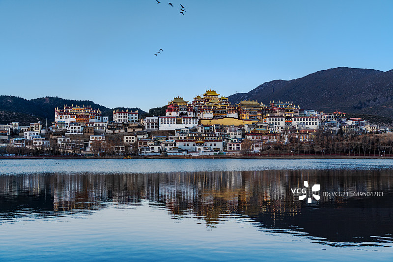 暮色下的松赞林寺图片素材