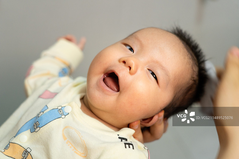 妈妈给2个月的宝宝洗头洗澡图片素材